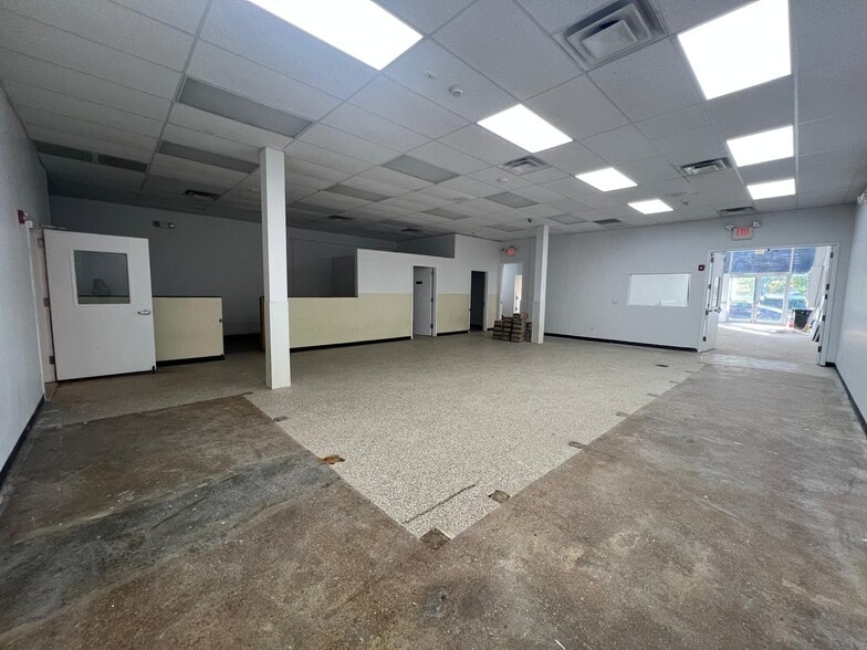 More Photos Of 411 Jericho Tpke, New Hyde Park Storefront Retail Office For Lease