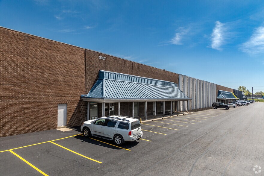 More Photos Of 5051 Freeway Dr E, Columbus Warehouse For Sale