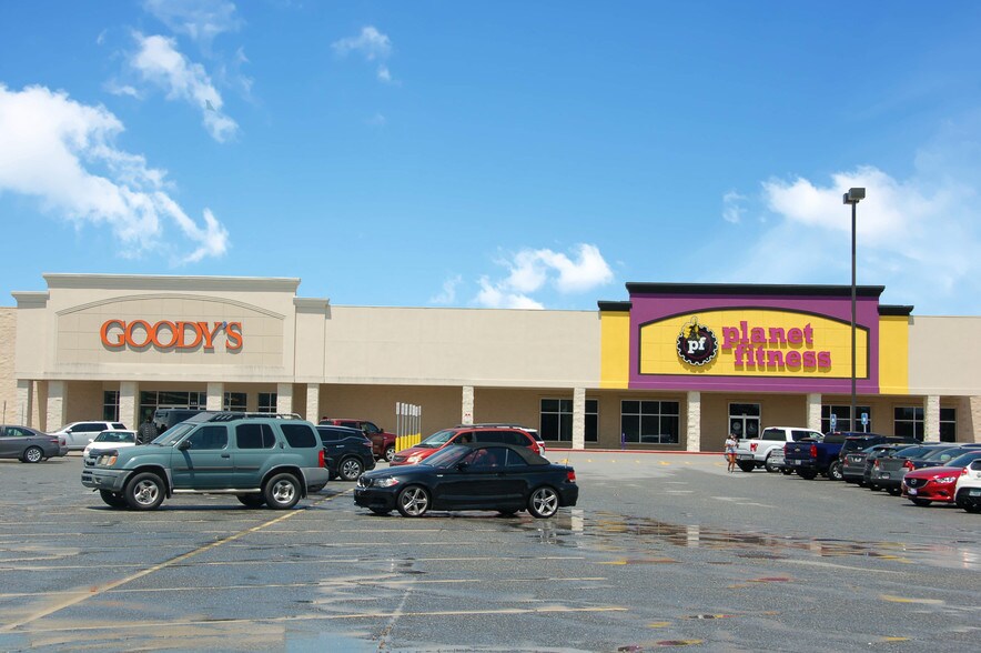 More Photos Of 105-149 W Hendry St, Hinesville Storefront For Lease