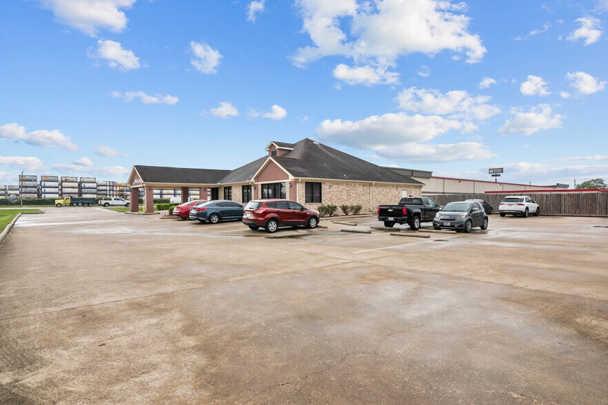 More Photos Of 10611 W Fairmont Pky, La Porte Medical For Lease