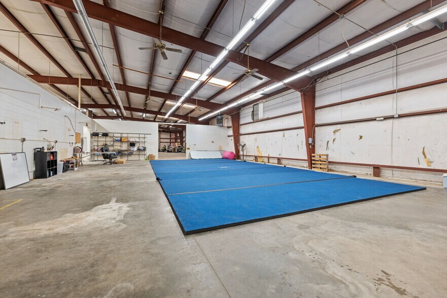 More Photos Of 2245 A Air Park Dr, Burlington Warehouse For Lease