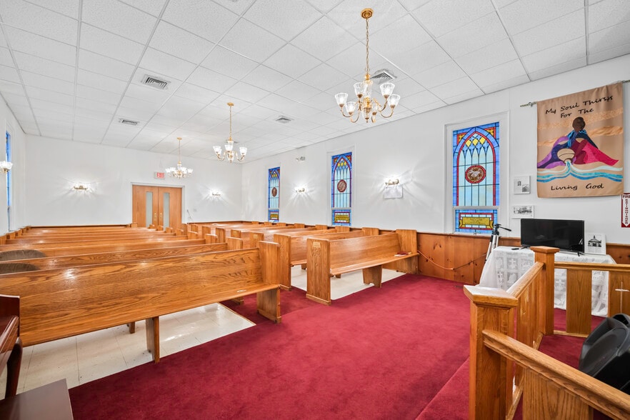 More Photos Of 109 Roslyn Rd, Roslyn Heights Religious Facility For Lease