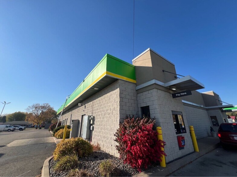 More Photos Of 101 W Hill St, Thorp Service Station For Lease