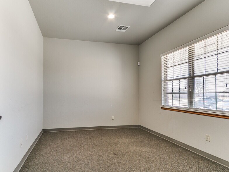 More Photos Of 901-909 Wall St, Norman Office For Sale