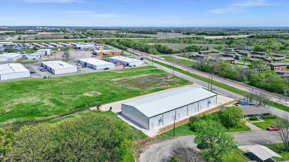 More Photos Of 2410 N Frisco Rd, Sherman Flex For Sale