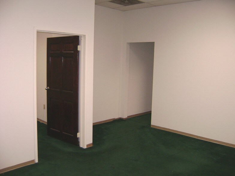 More Photos Of 10 Cedar Swamp Rd, Glen Cove Storefront Retail Office For Lease