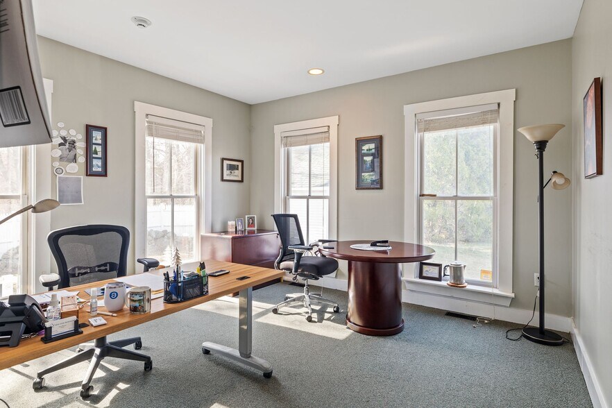 More Photos Of 183 Mammoth Rd, Londonderry Medical For Lease