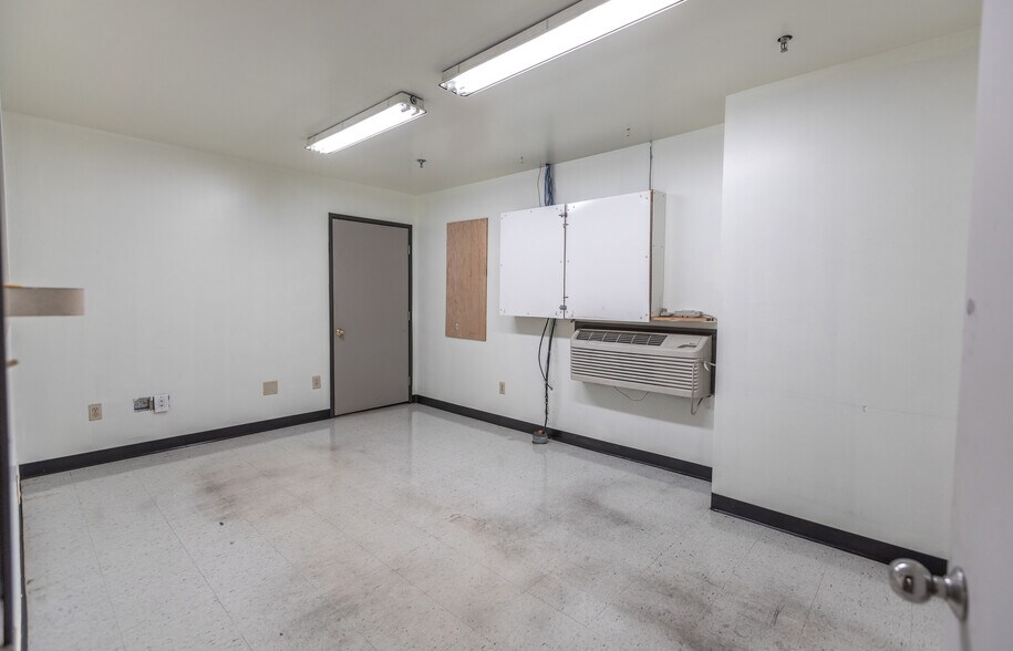 More Photos Of 3801 Hypoint Blvd, Rolla Warehouse For Lease