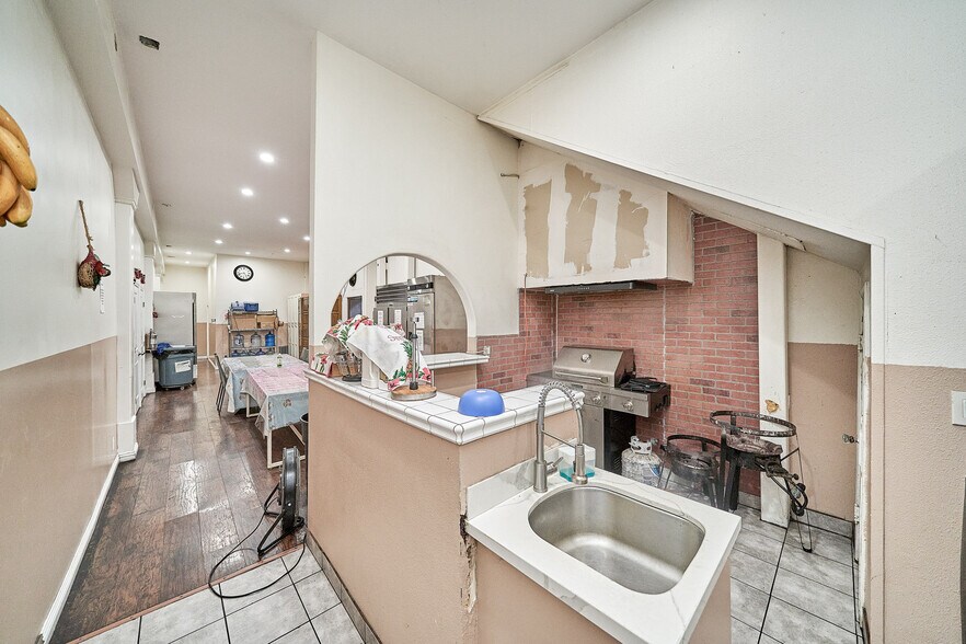 More Photos Of 5454 Virginia Ave, Los Angeles Showroom For Sale