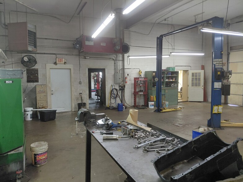 More Photos Of 2011 Woodson Rd, Saint Louis Auto Repair For Sale