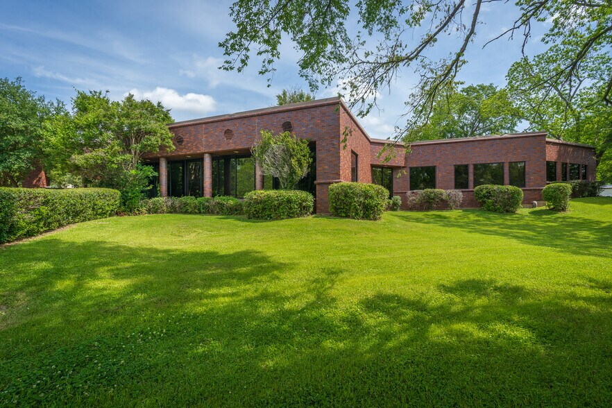 More Photos Of 400 W Houston St, Marshall Office For Sale