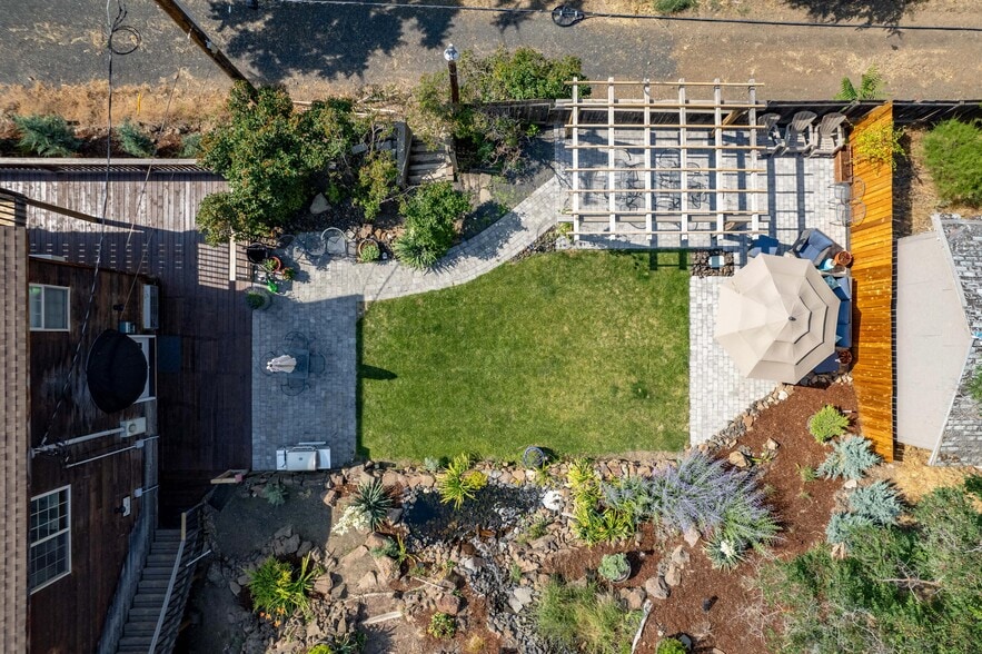 More Photos Of 210 Hartman Ave, Maupin Hotel For Sale