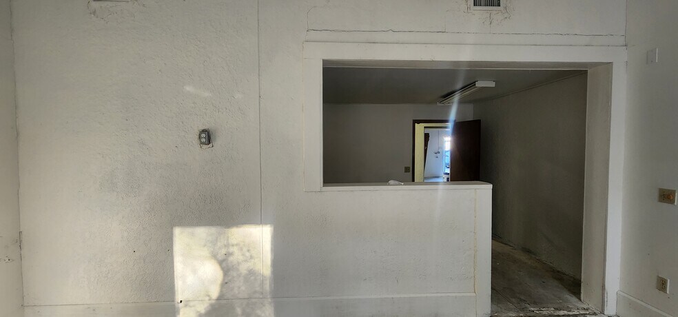 More Photos Of 284 S Center St, Pierson Auto Repair For Lease