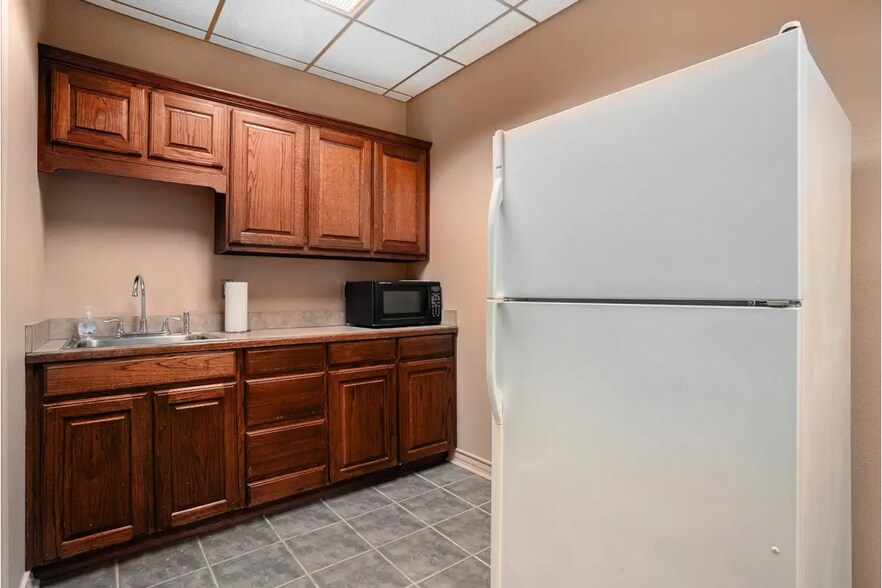 More Photos Of 124 S Nolan River Rd, Cleburne Flex For Lease