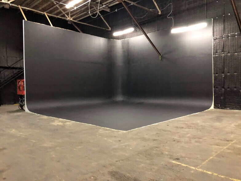 More Photos Of 6000 Avalon Blvd, Los Angeles Warehouse For Lease