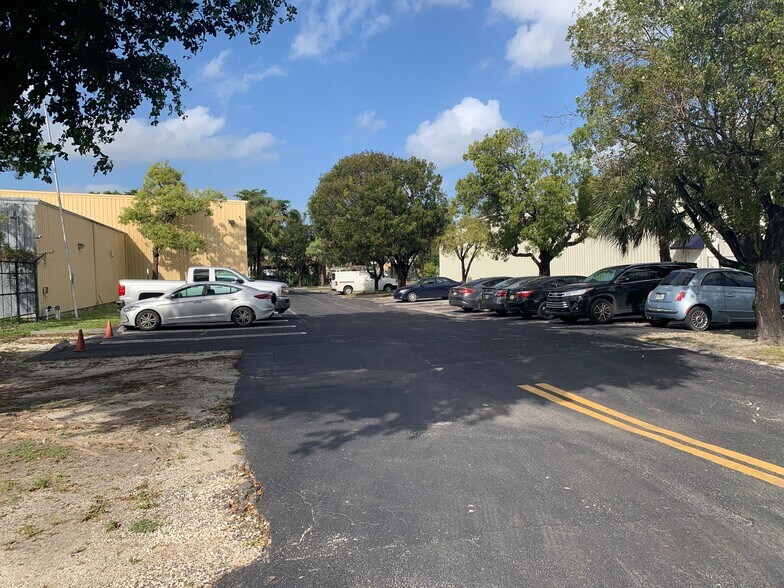 More Photos Of 2221 NW 18th St, Pompano Beach Warehouse For Lease