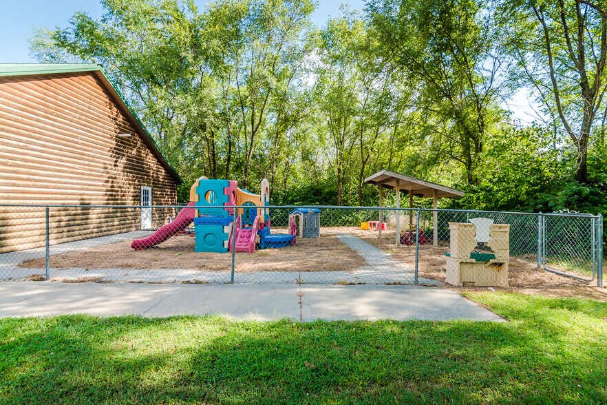 More Photos Of 17656 Old Post Rd, Wamego General Retail For Sale