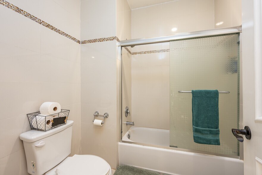 More Photos Of 4741 Point Loma Ave, San Diego Storefront Retail Residential For Sale