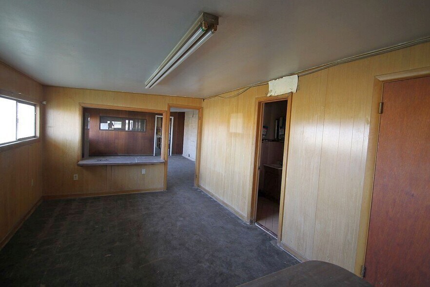 More Photos Of 0000 N. FM 1425, Mercedes Airplane Hangar For Sale