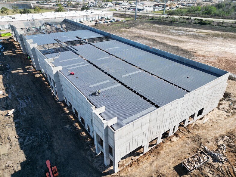 More Photos Of 9220 Kirby Dr, Houston Unknown For Lease