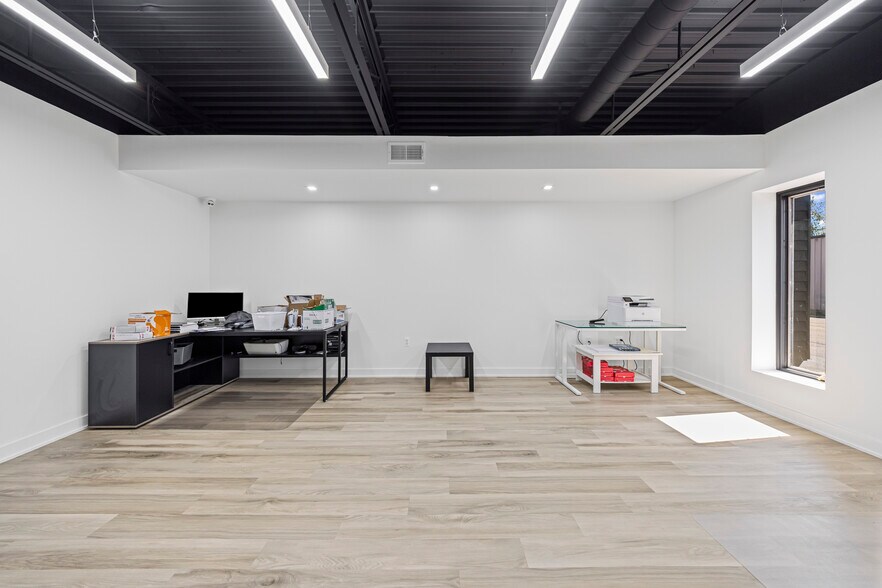 More Photos Of 23936 Industrial Park Dr, Farmington Hills Warehouse For Sale