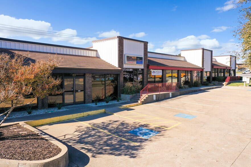 More Photos Of 915-921 N Mill St, Lewisville Office For Sale