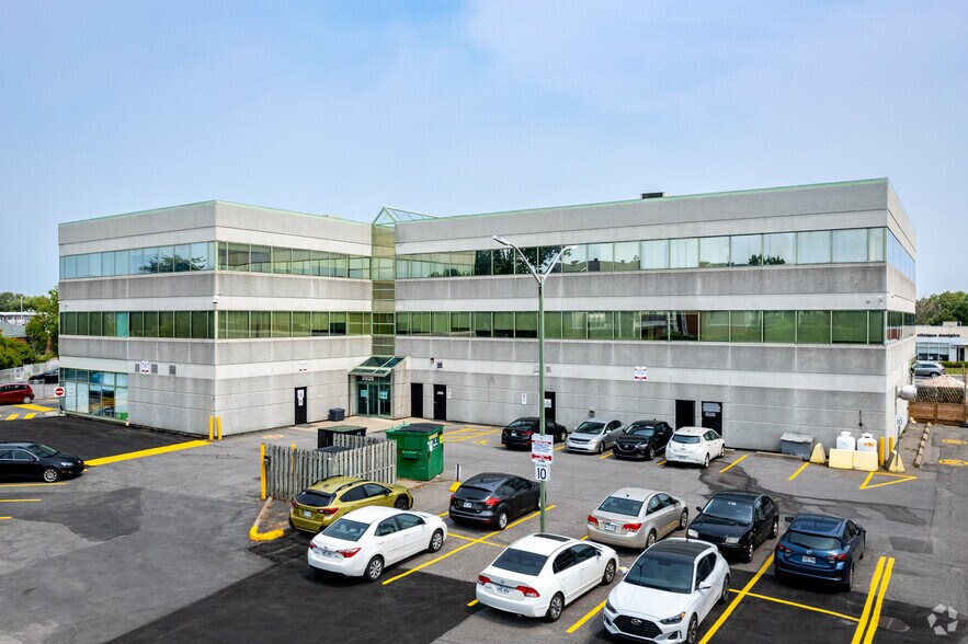 More Photos Of 2035 Av Victoria, St-Lambert Office For Lease