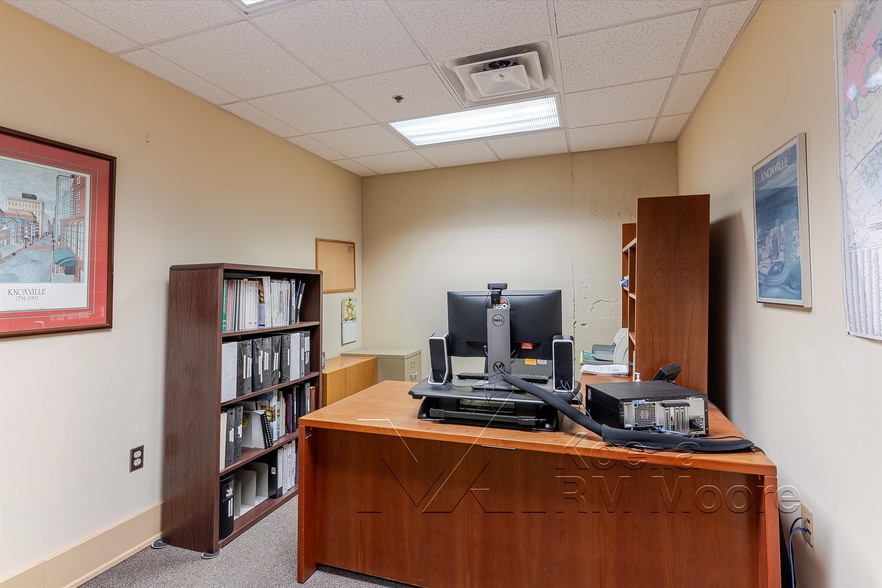 More Photos Of 17 Market Sq, Knoxville Storefront Retail Office For Sale