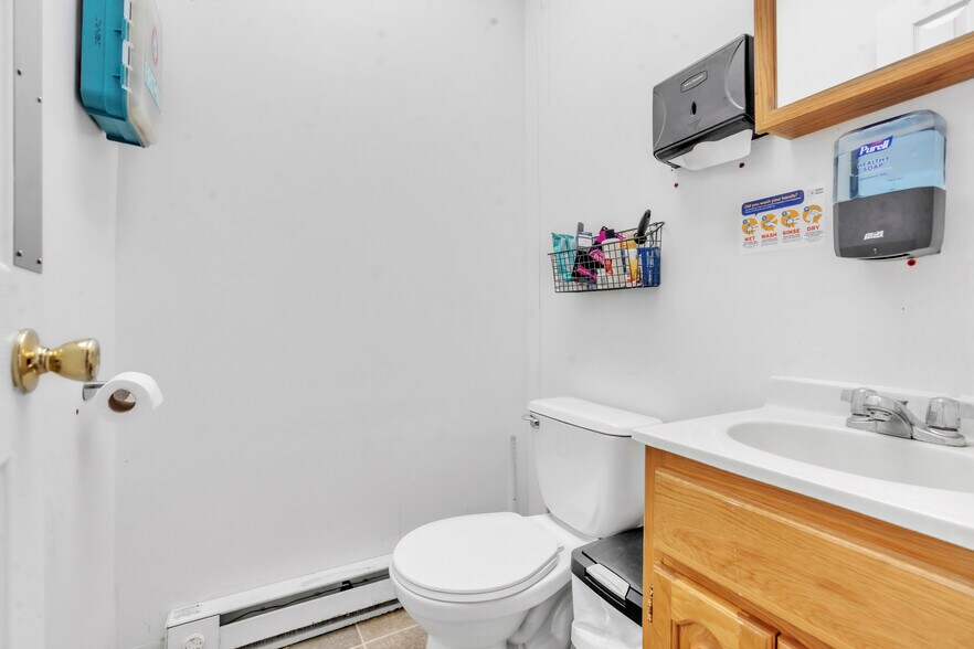 More Photos Of 118 E Main St, Albion Flex For Sale