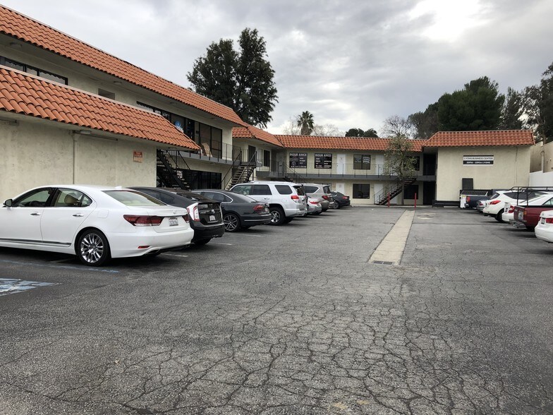 More Photos Of 22916 Lyons Ave, Santa Clarita Storefront Retail Office For Lease