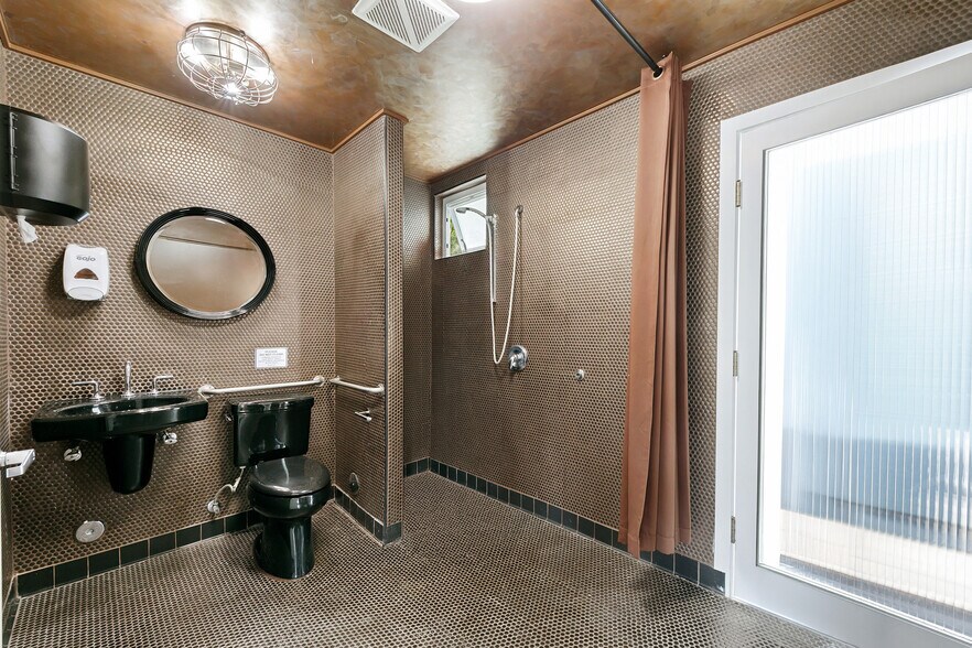 More Photos Of 22467 Pacific Coast Hwy, Malibu Freestanding For Sale