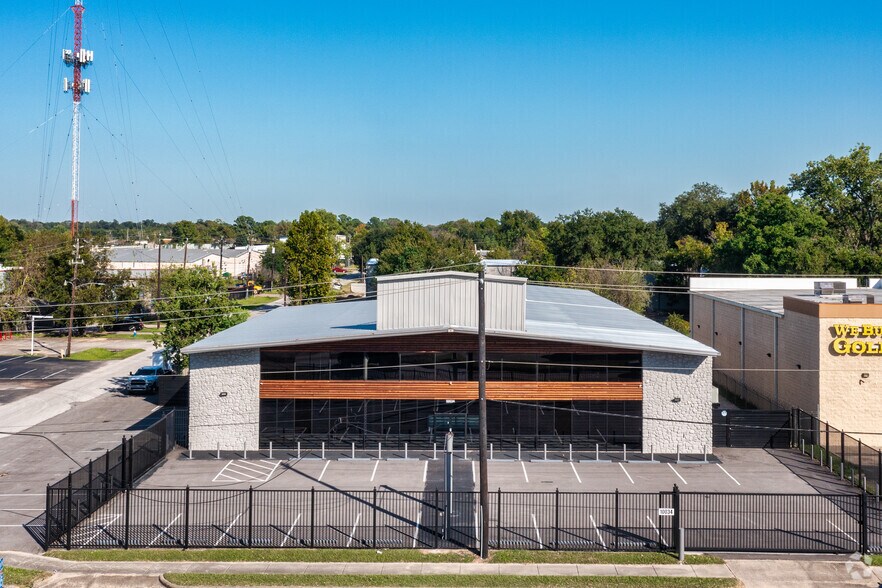 More Photos Of 10034 North Fwy, Houston Warehouse For Sale