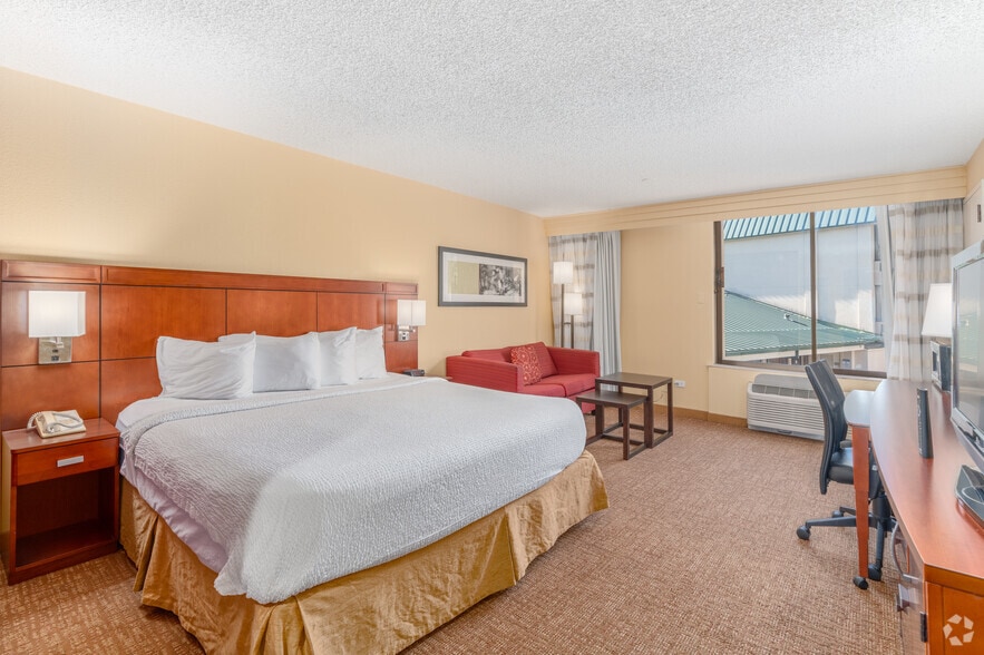 More Photos Of 2504 North Loop W, Houston Hotel For Sale