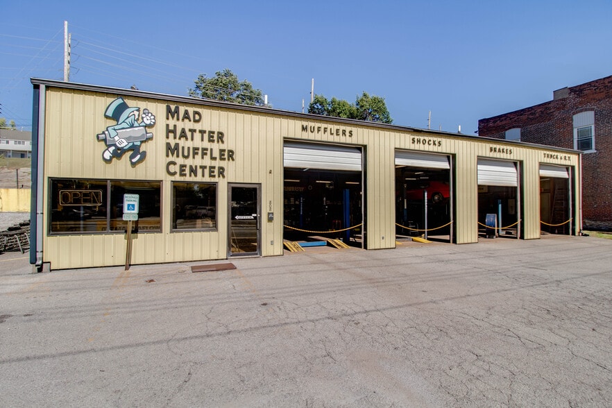 More Photos Of 808 E Broadway, Alton Specialty For Sale