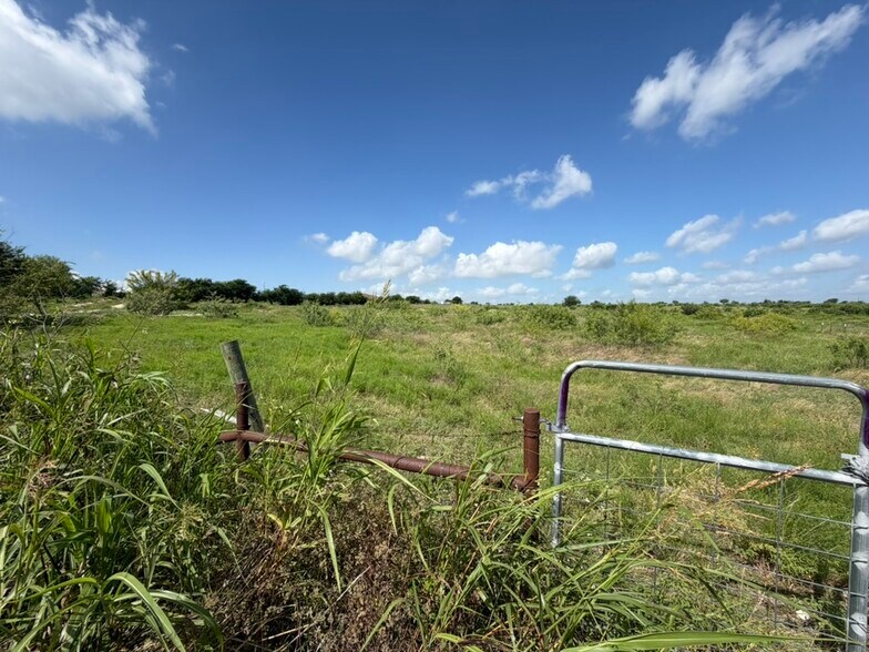 More Photos Of 13745 IH 35 Service Road, Jarrell Land For Sale