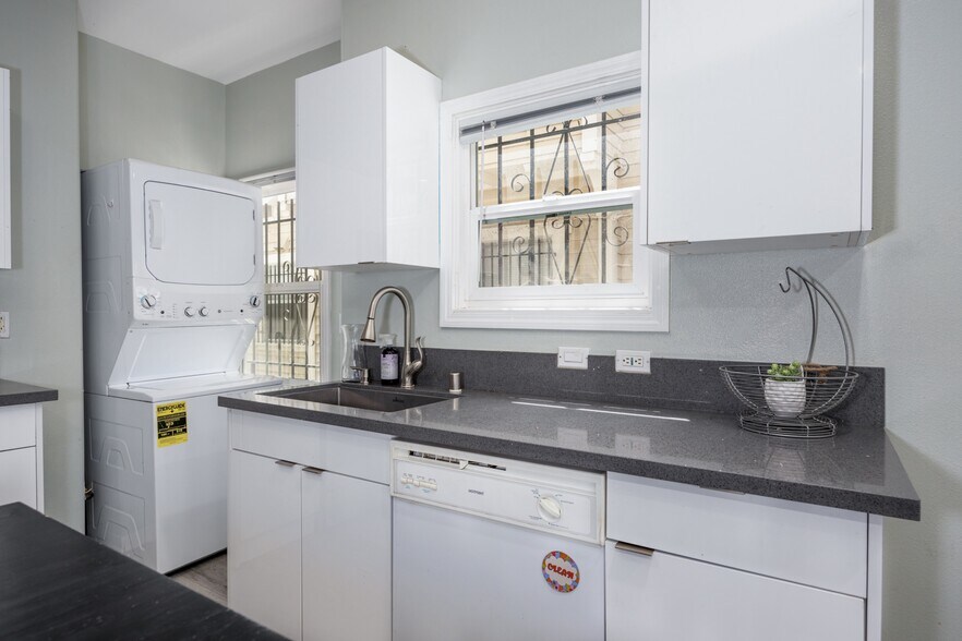 More Photos Of 1220 W 27th St, Los Angeles Dormitory For Sale