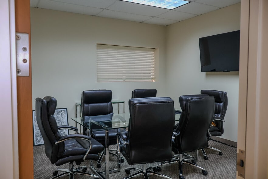 More Photos Of 114 W Drew St, Houston Office For Sale