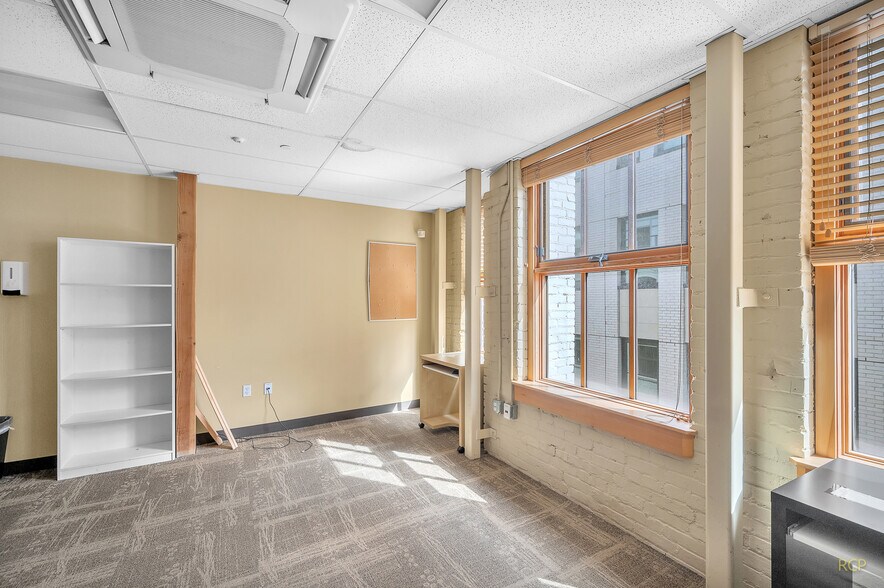 More Photos Of 75 NW Couch St, Portland Medical For Lease