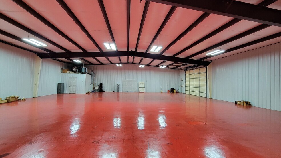 More Photos Of 326 W Broad St, Smithville Flex For Sale