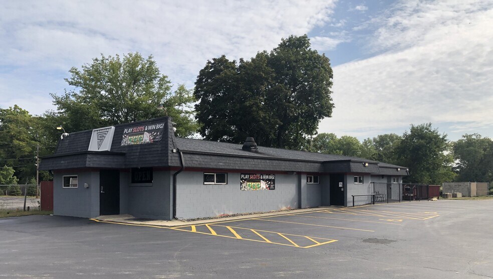 Primary Photo Of 37895 N Sheridan Rd, Beach Park General Retail For Sale
