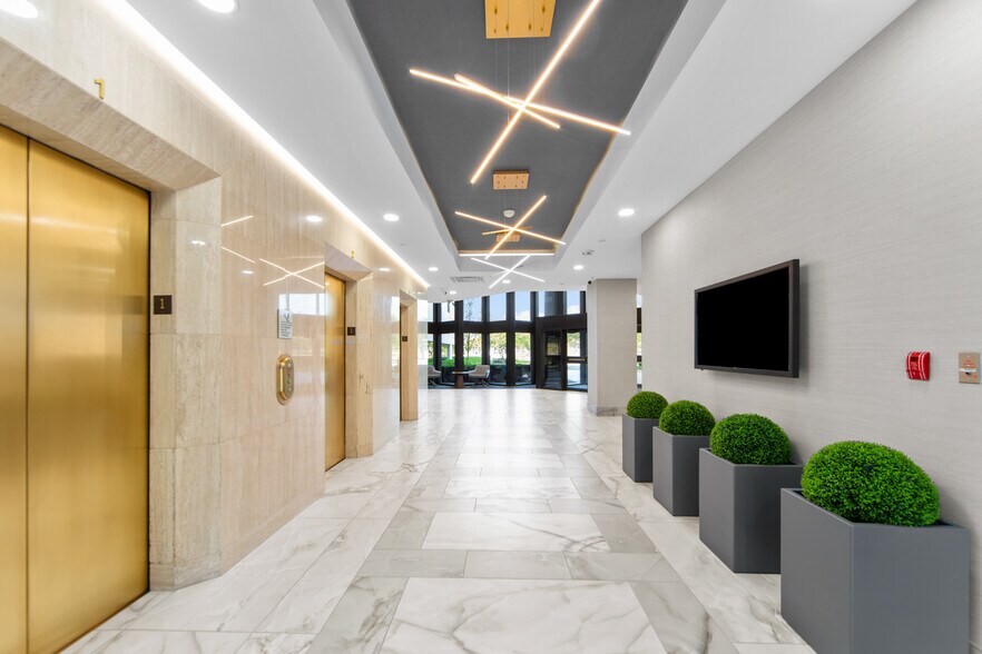 More Photos Of 901 Wilshire Dr, Troy Office For Lease