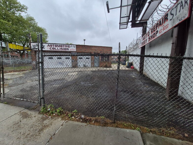 Primary Photo Of 3203 Boston Rd, Bronx Auto Dealership For Lease