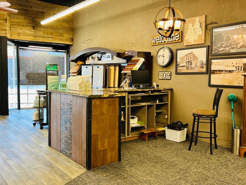 More Photos Of 130 E Main St, Marion Storefront For Sale