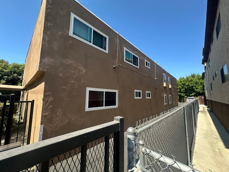 More Photos Of 15043 Victory Blvd, Van Nuys Apartments For Sale