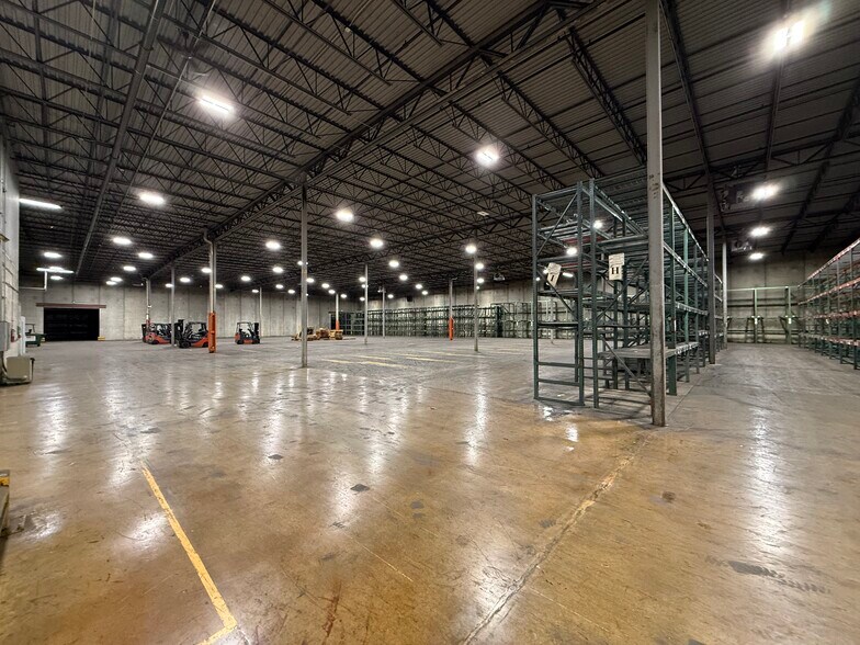 More Photos Of 937 N Lombard Rd, Lombard Industrial For Lease