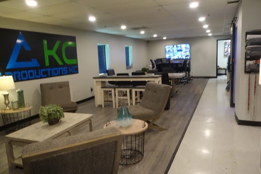 More Photos Of 104 W 10th Ave, North Kansas City Warehouse For Lease