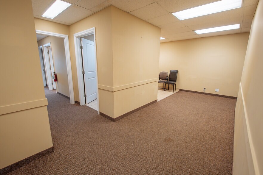 More Photos Of 32 Westwinds Cres NE, Calgary Flex For Lease