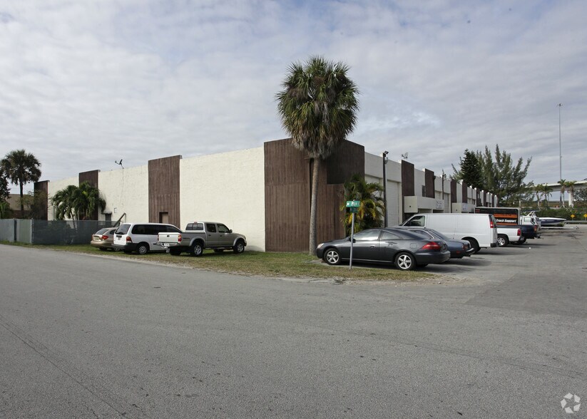 More Photos Of 8012-8076 W 21st Ave, Hialeah Warehouse For Lease
