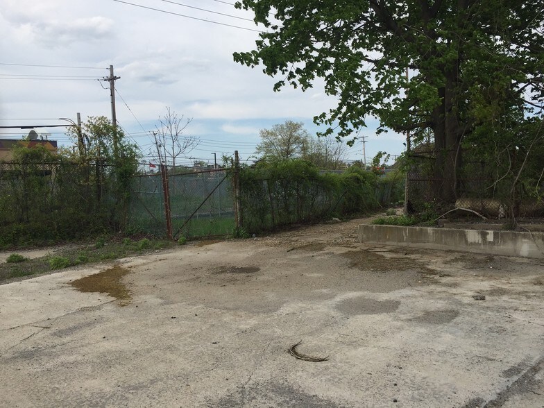 More Photos Of 2 Rossmore Ave, Central Islip Warehouse For Lease