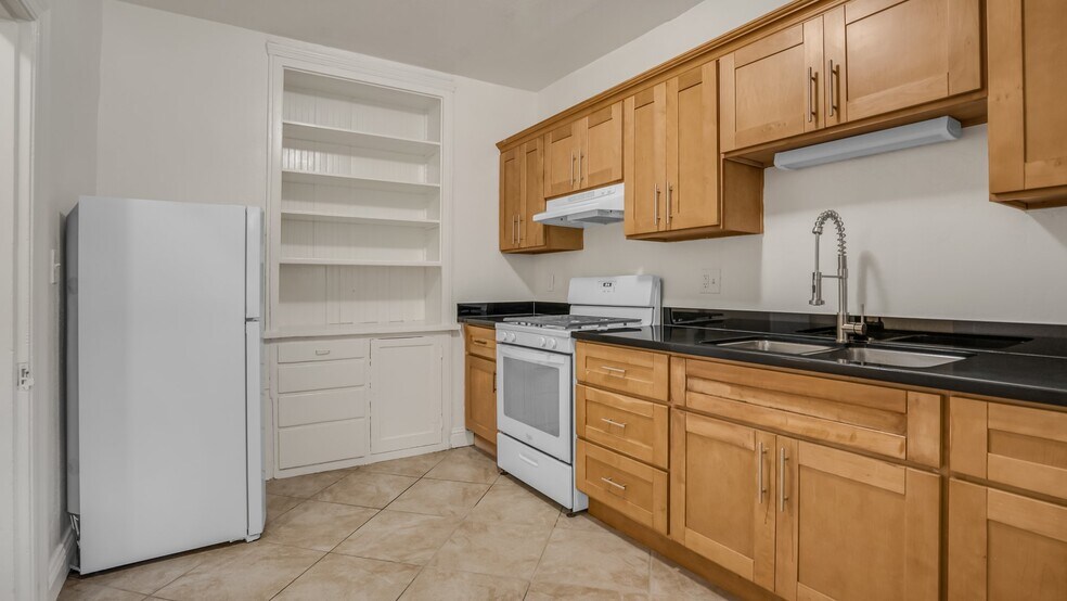 More Photos Of 1000 E 33rd St, Oakland Apartments For Sale